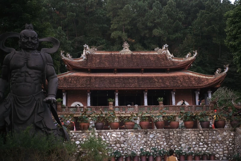 Một thoáng chùa địa tạng phi lại tự giữa non thiêng