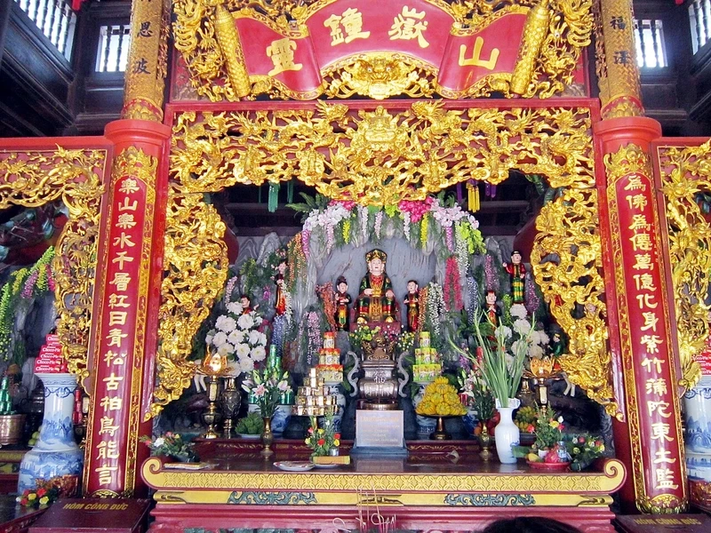 Mùa lễ, phủ tây hồ hoa bay rực rỡ khắp không gian