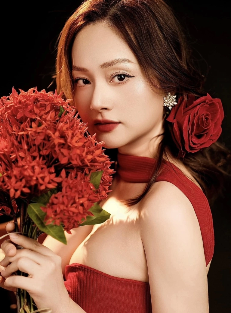Ngắm ảnh Lan Phương trẻ trung, sang trọng và cuốn hút