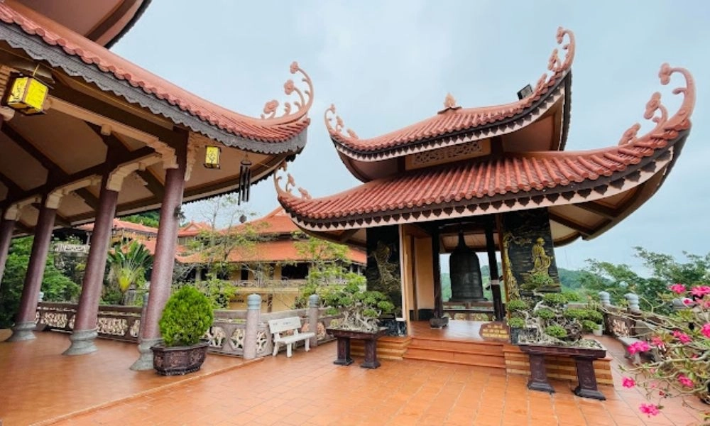 Ngắm biển từ chùa Cái Bầu, thư giãn tâm trí an nhiên
