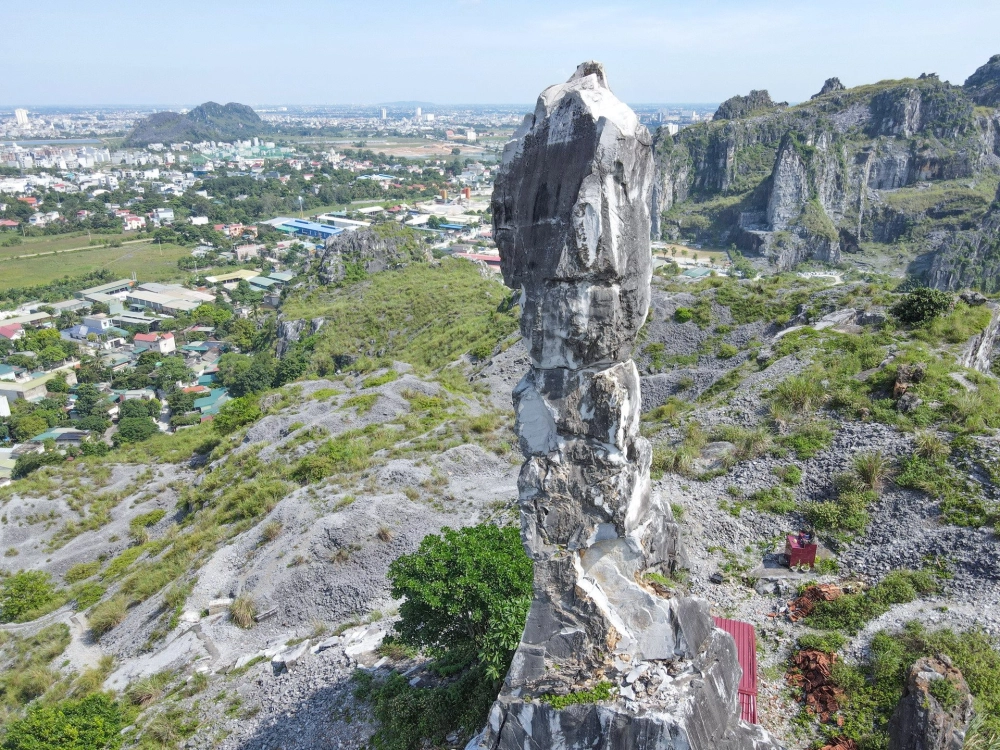 Ngắm bức tượng nàng tô thị uy nghi
