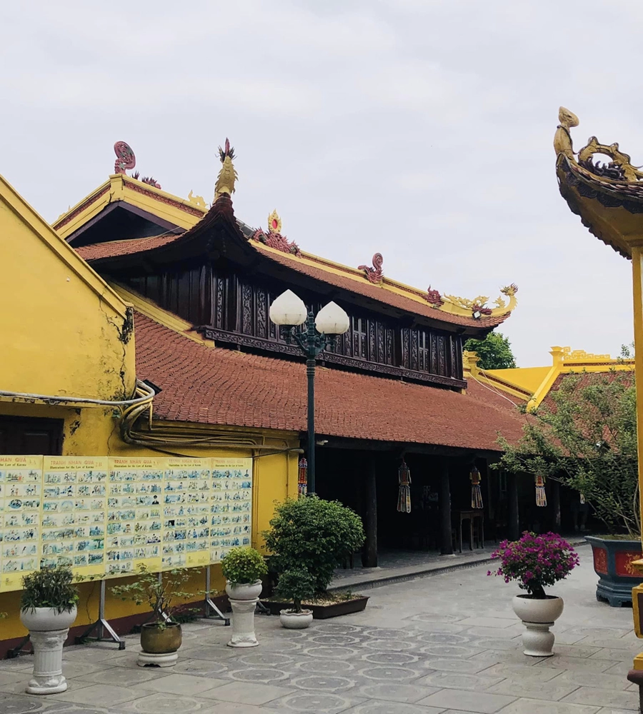 Ngắm mặt nước bên chùa trấn quốc ở hồ tây yên bình