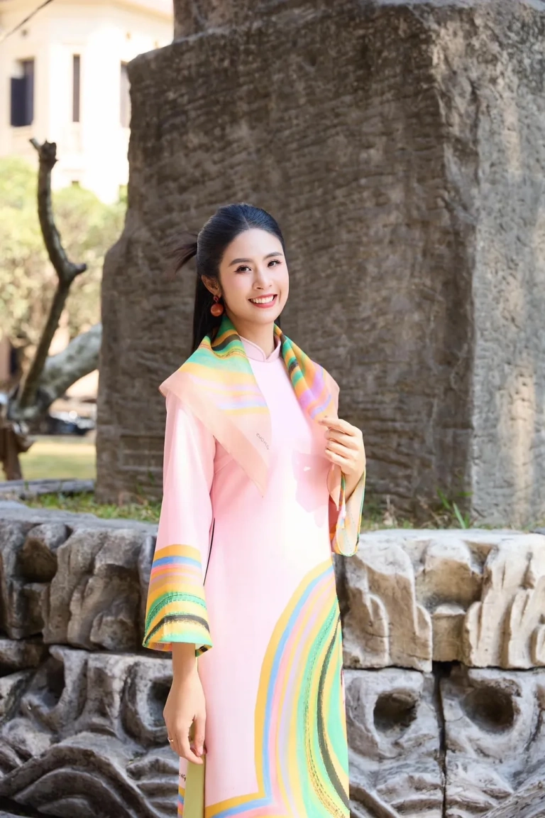 Ngắm nhìn ảnh Hoa hậu Ngọc Hân dịu dàng, đậm chất Việt