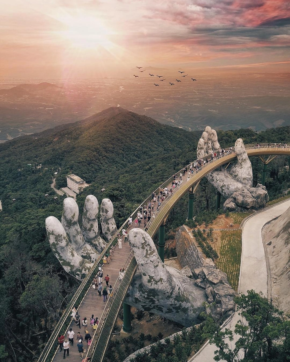 Ngắm nhìn hình cầu vàng đà nẵng huyền bí