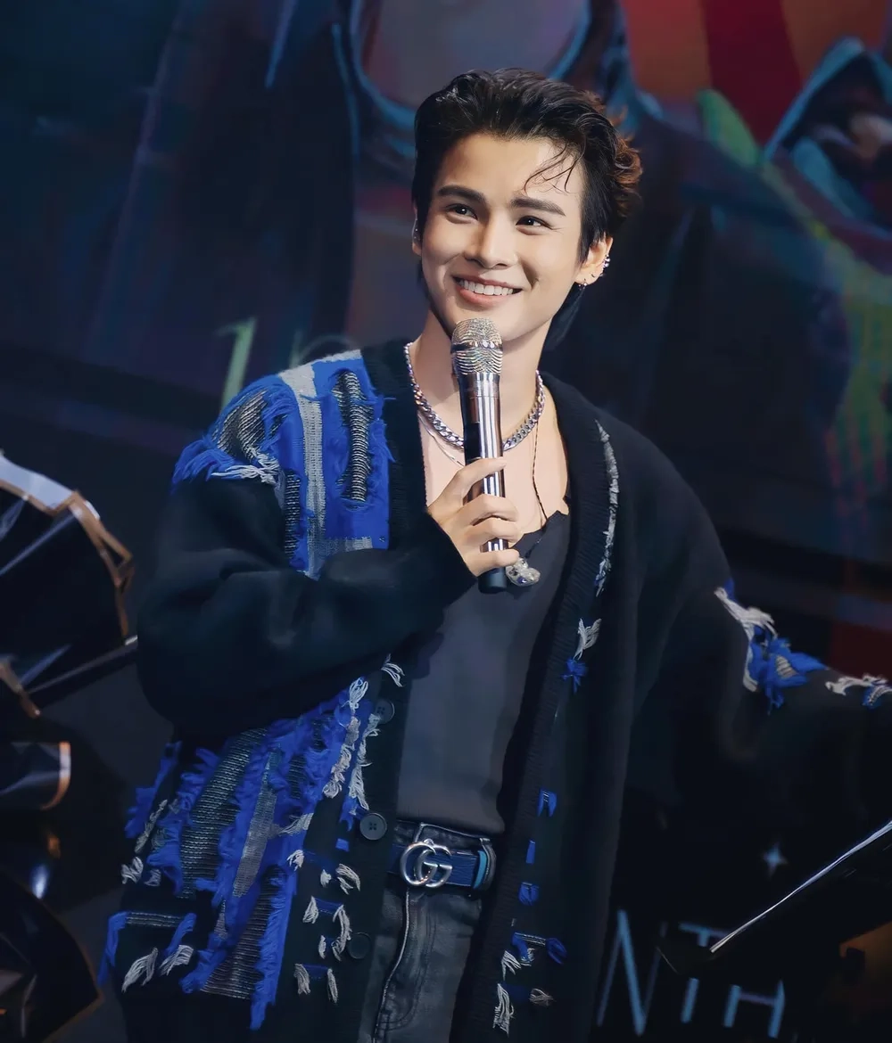 Nghe và cảm nhận Phạm Đình Thái Ngân Yêu nhau nhé bạn thân lyrics