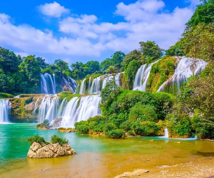 Ngỡ ngàng trước toàn cảnh thác bản giốc hùng vĩ