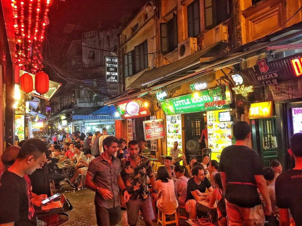 Phố Tạ Hiện mở đến mấy giờ hoạt động suốt đêm mang lại nhiều lựa chọn