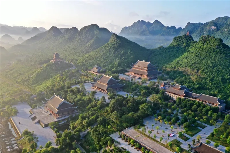 Quang cảnh Chùa Tam Chúc huyền bí, là điểm đến lý tưởng cho những ai yêu thích sự tĩnh lặng