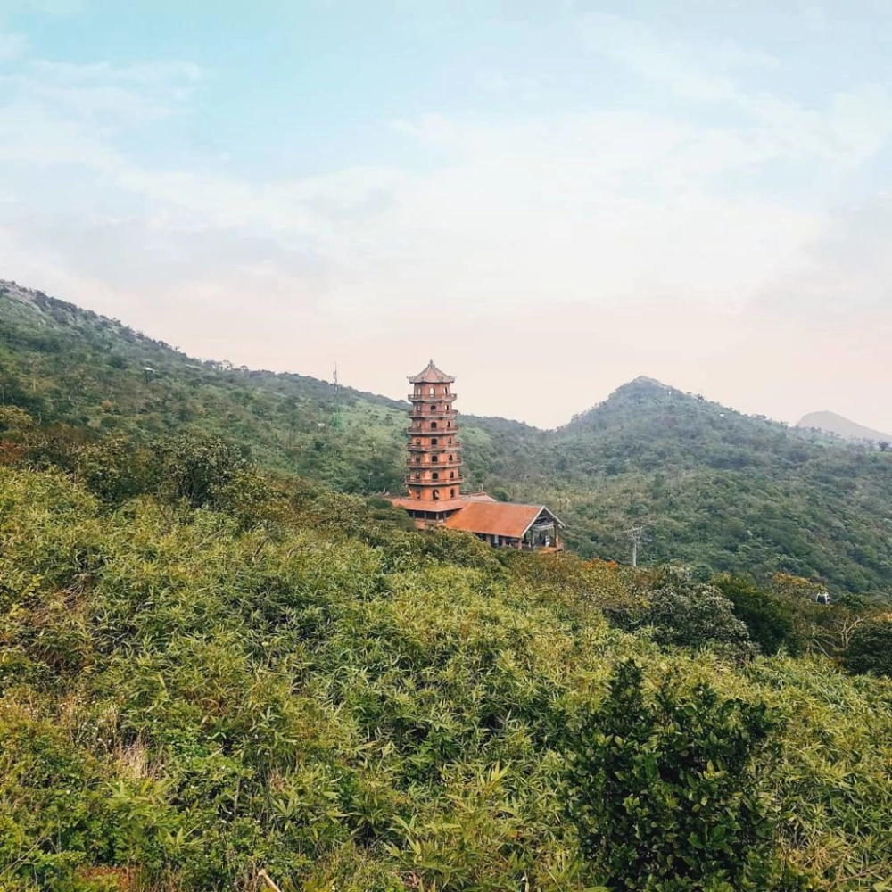 Quang cảnh chùa Yên Tử phủ mờ sương sớm