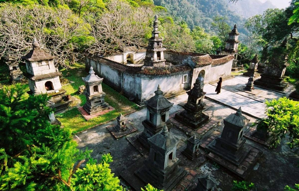Quảng cảnh chùa Yên Tử rộng lớn hữu tình