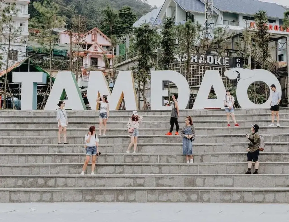 Quảng trường Tam Đảo điểm check in nổi bật giữa mây trời