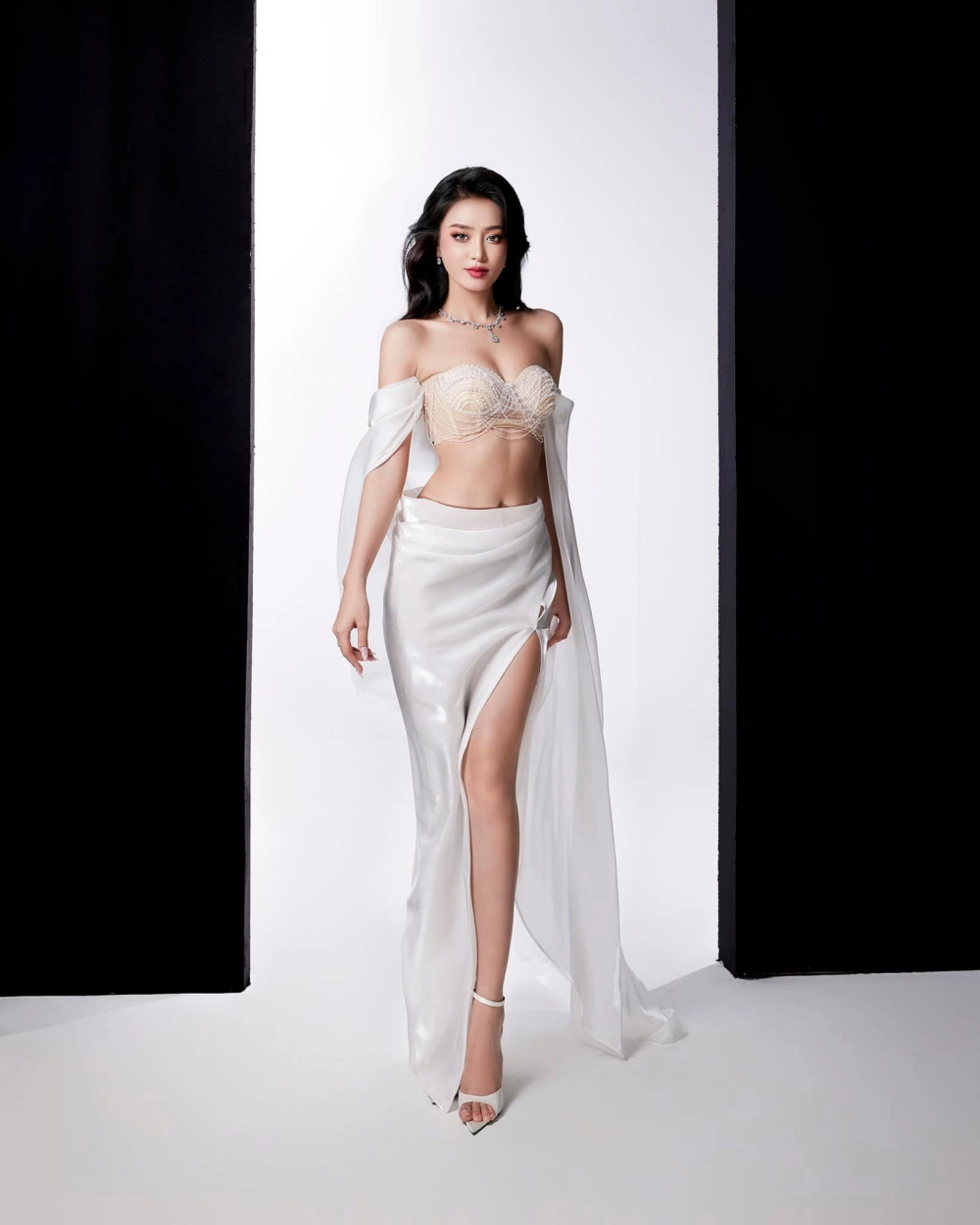Rốt cuộc Bùi Khánh Linh là ai mà gây sốt