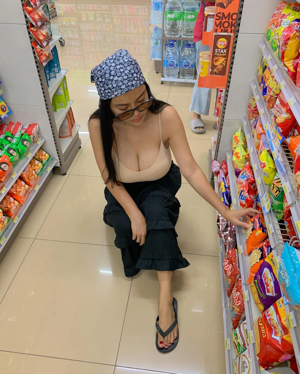 Sex anh trai bóp vú em gái cảnh kích thích bóp ngực em gái nóng bỏng cuốn hút