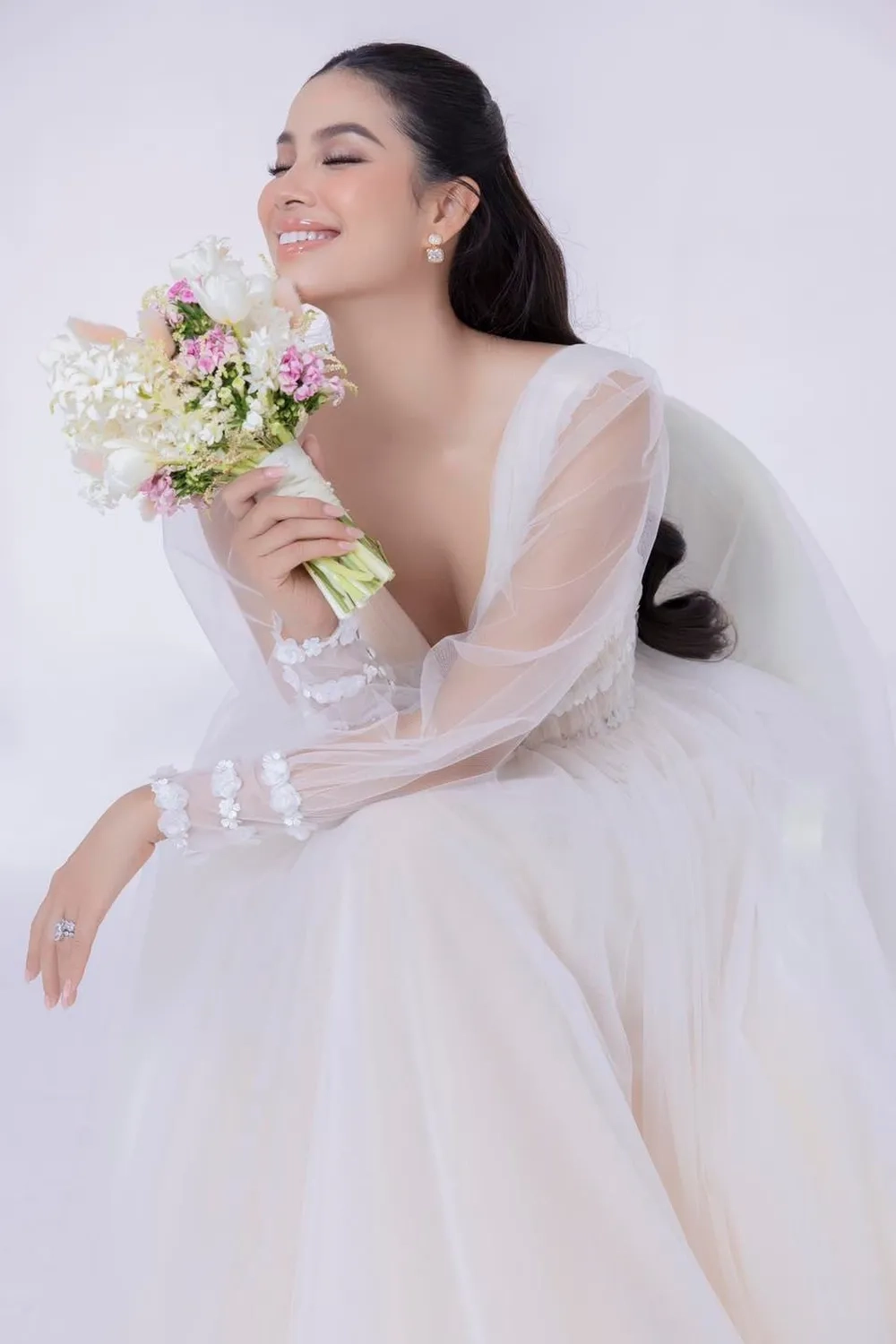 Sự nghiệp ca hát của ca sĩ Phạm Hương ra sao