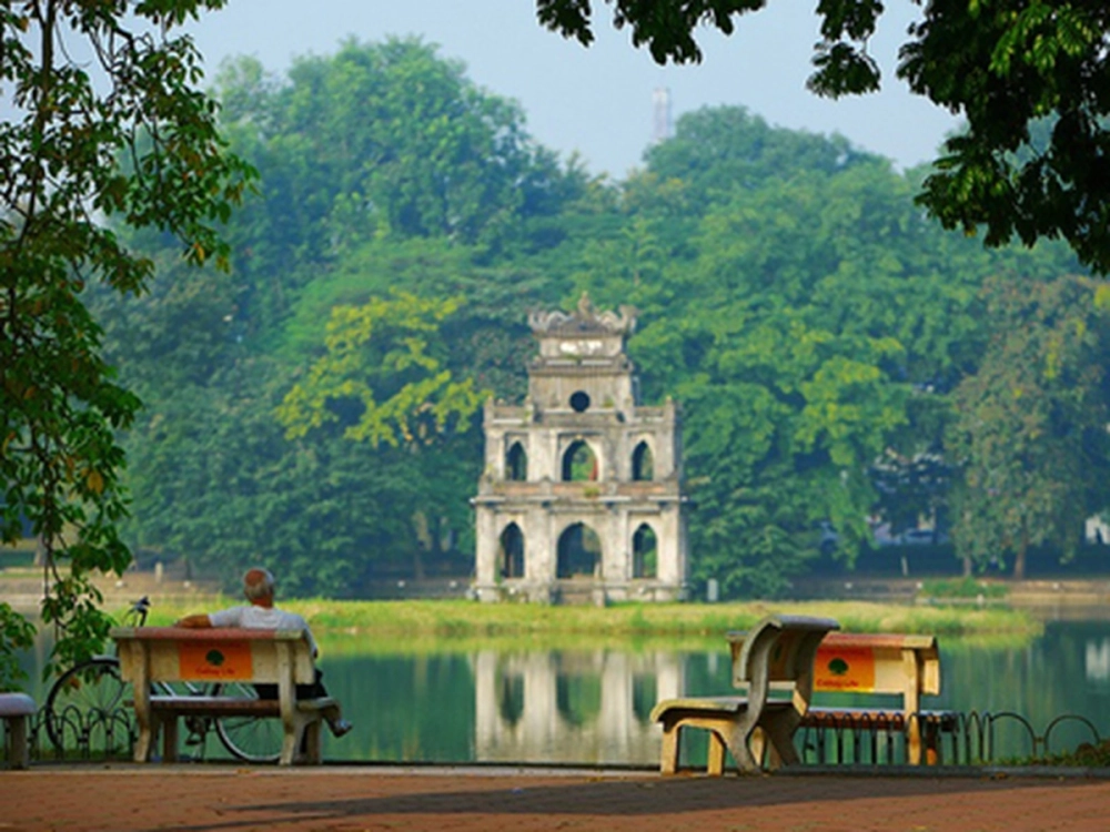 Tản bộ dọc bờ hồ gươm trong chiều thu