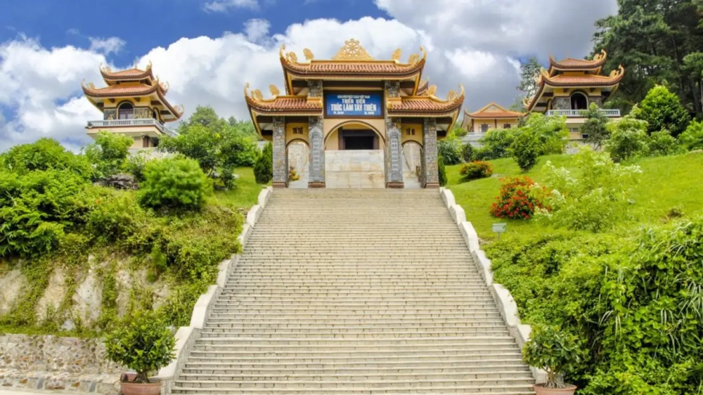 Tản bộ lên đỉnh chùa Tây Thiên Vĩnh Phúc