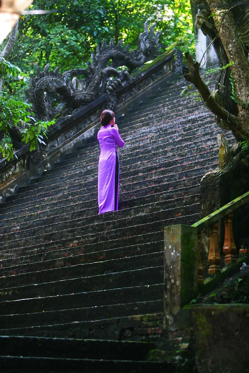 Tận hưởng quang cảnh chùa hương yên bình và linh thiêng