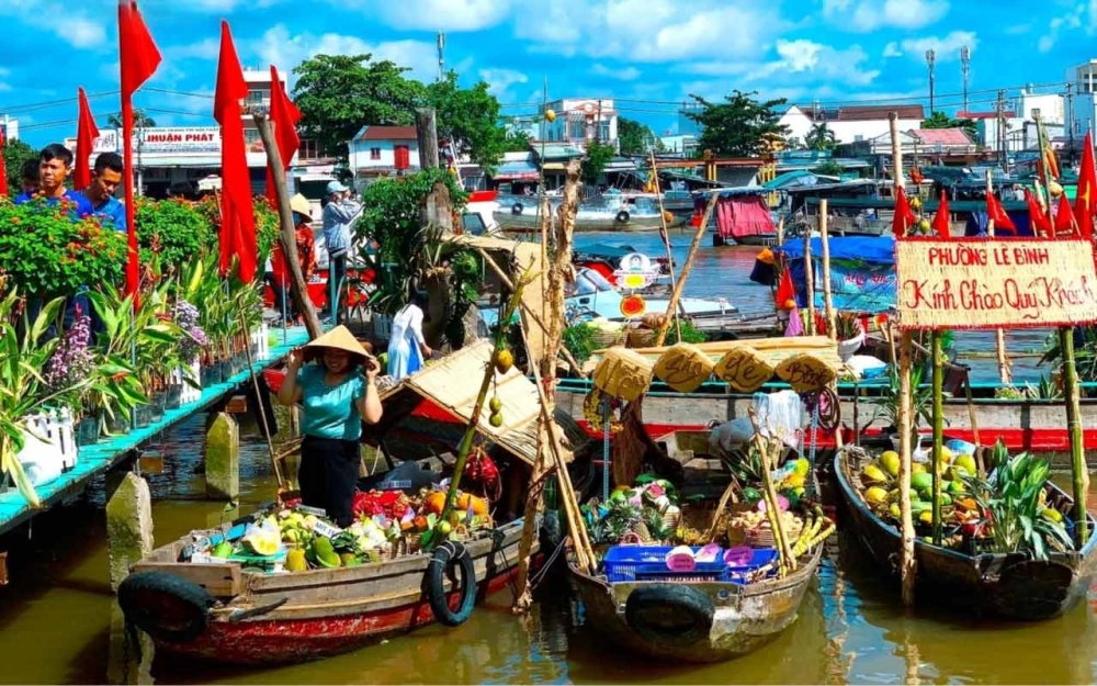 Tham quan chợ nổi Cà Mau giúp hiểu rõ văn hóa miền Tây.
