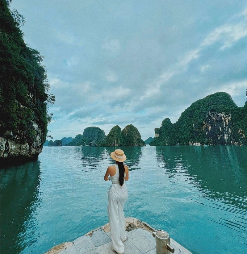 Thăm quan hòn trống mái trên vịnh hạ long ấn tượng