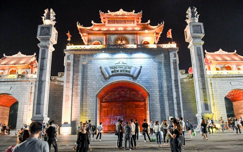 Tham quan khu di tích lịch sử Đền Hùng cổ kính
