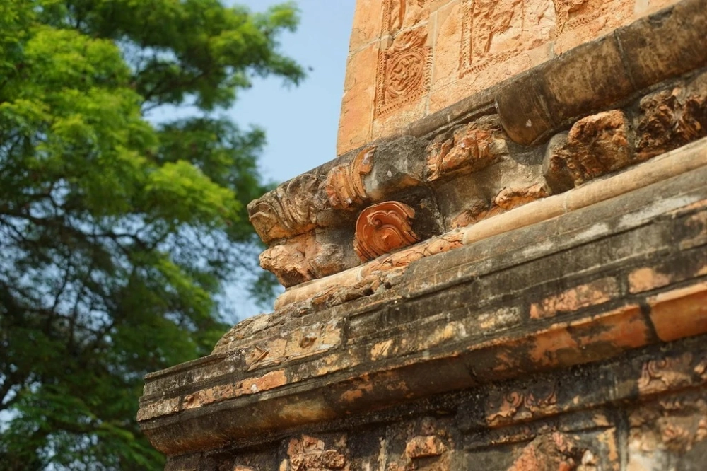 Tháp Bình Sơn nổi tiếng là điểm tham quan văn hóa.
