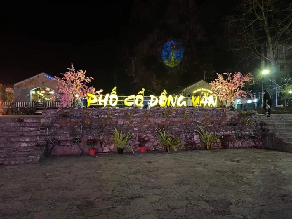 Tìm hiểu phố cổ đồng văn về đêm với không gian yên bình và lung linh