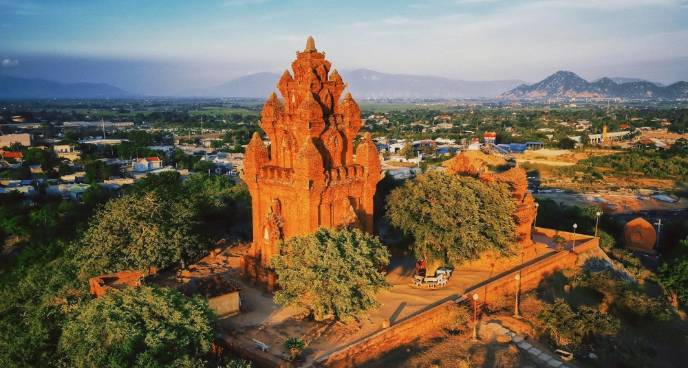 Tìm hiểu tháp chàm ninh thuận có gì chơi thú vị