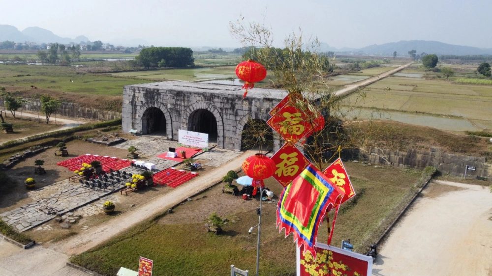 Tìm hiểu thêm lịch sử thành nhà hồ để biết rõ hơn