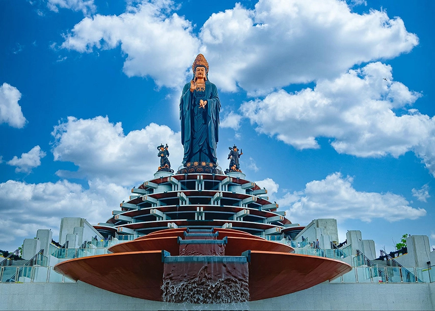 Tìm hiểu tượng trên đỉnh núi bà đen là ai thú vị
