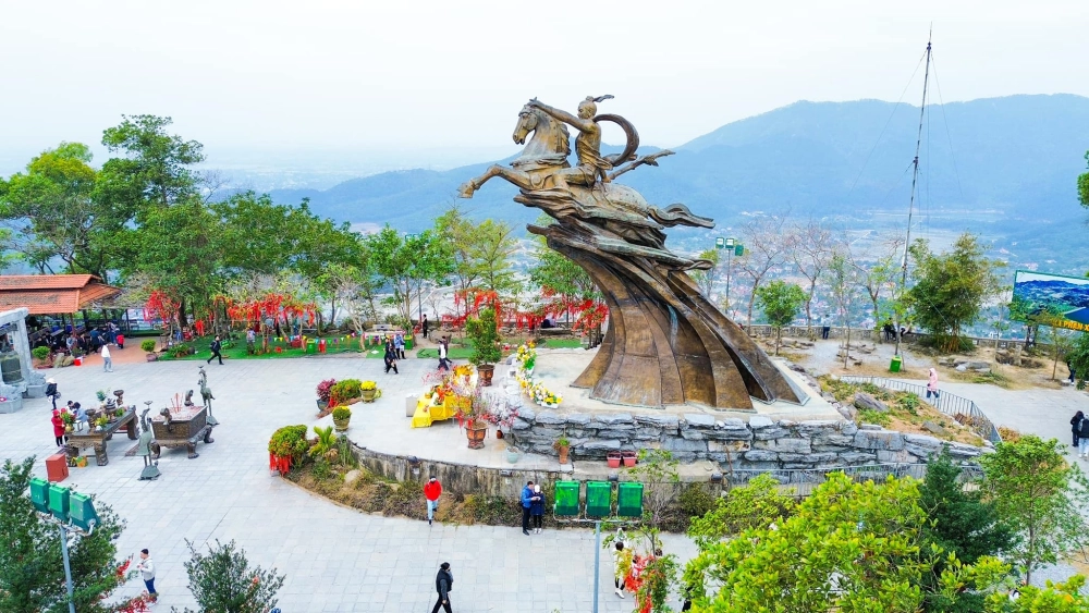Tìm về khu di tích đền sóc cổ kính