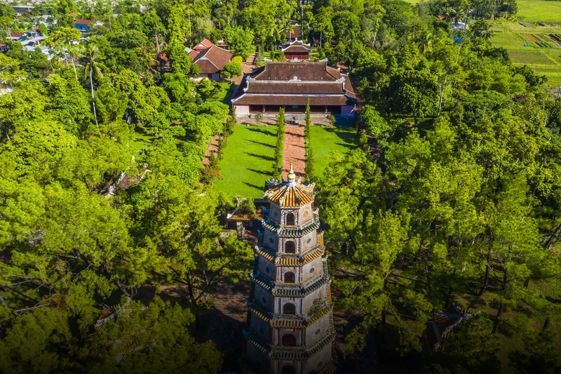 Tĩnh tại trước điện địa tạng chùa thiên mụ cổ kính