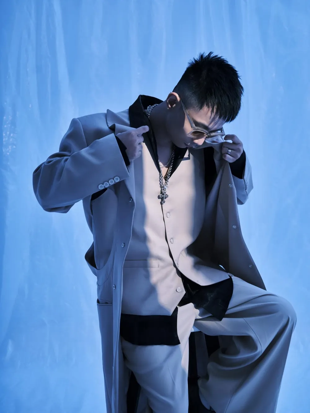 Tình yêu lung linh trong lời bài hát Rhymastic nến và hoa