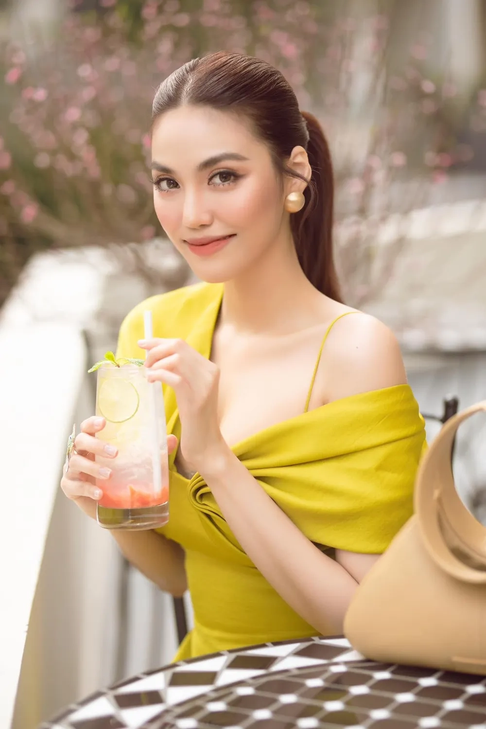 Tỏa sáng khi đăng quang Lan Khuê Hoa khôi Áo dài