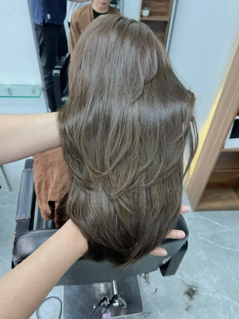 Tóc màu nâu trà sự lựa chọn hoàn hảo cho làn da sáng mịn