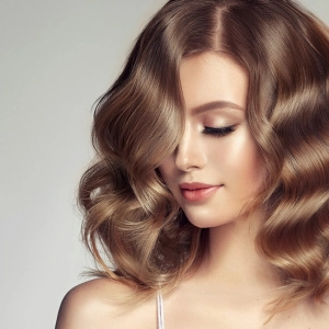 Tóc tẩy có làm xoăn được không? Chuyên gia giải đáp và bí quyết chăm sóc