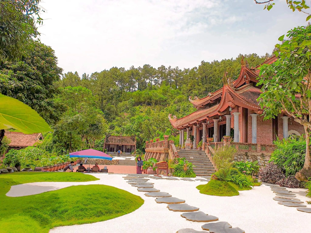 Trải nghiệm tâm linh qua review chùa địa tạng phi lai tự