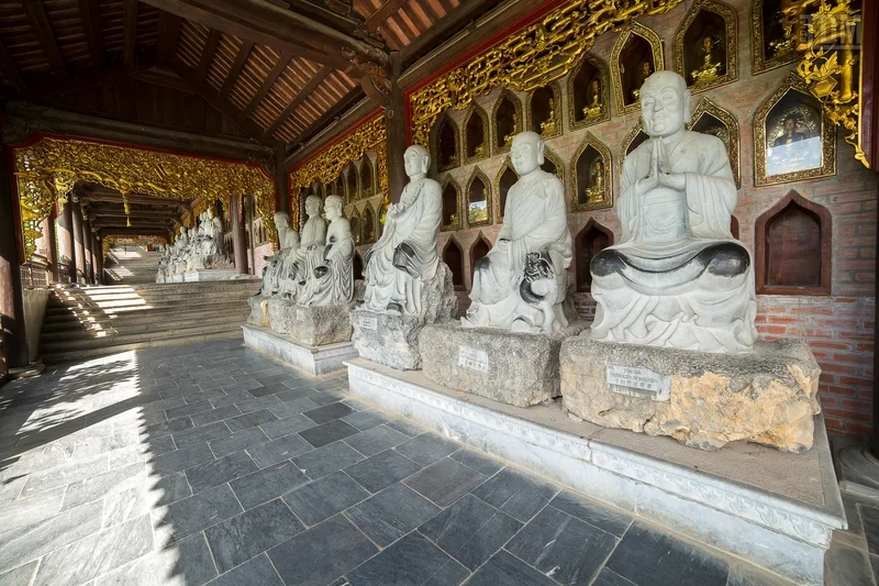 Tượng Phật Bái Đính là một trong những tượng Phật lớn nhất, thể hiện sự trang nghiêm và linh thiêng