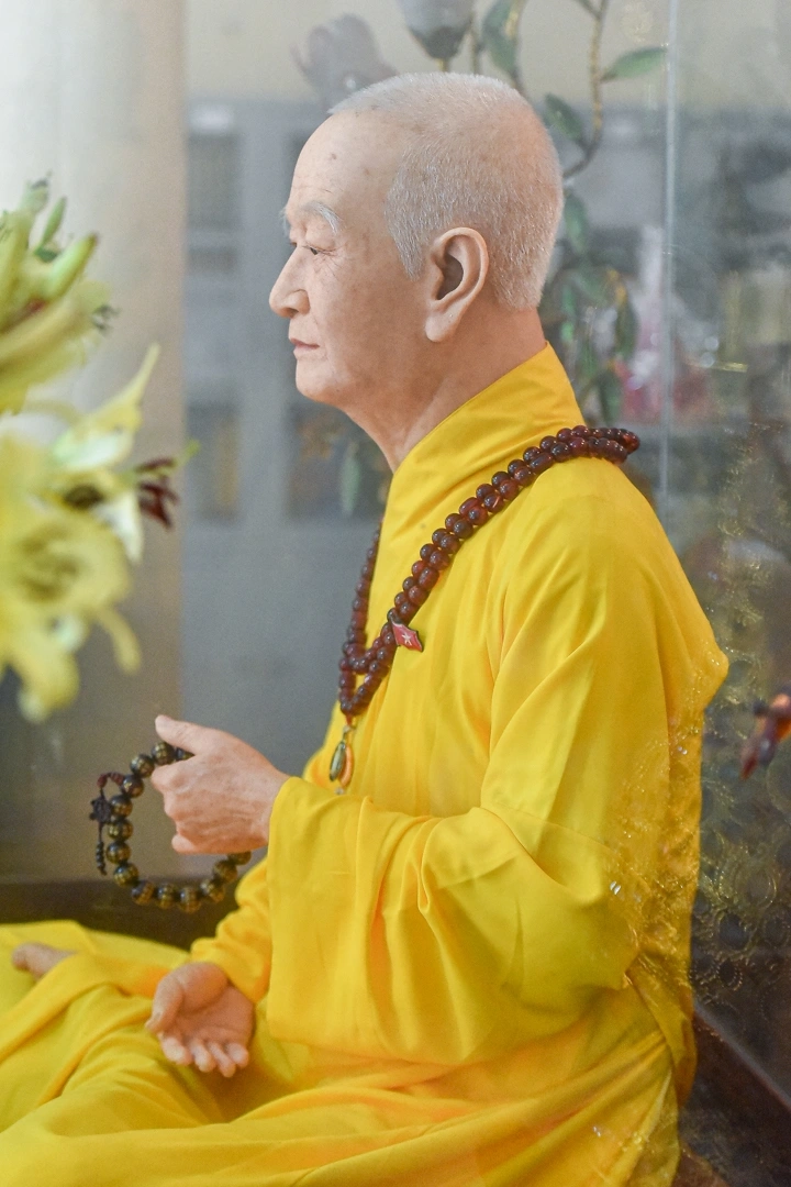 Tượng sáp chùa quán sứ được đặt trong không gian trang nghiêm