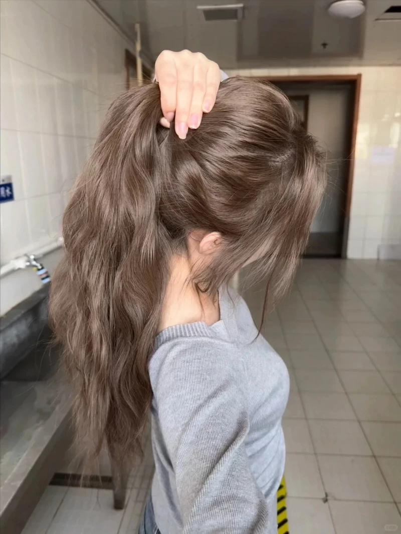 Vẻ đẹp tự nhiên từ tóc nâu tây sáng tự nhiên