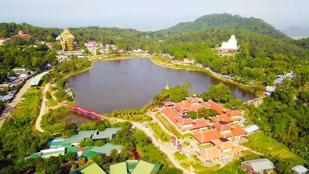 Viếng thăm núi ông cấm linh thiêng an lành