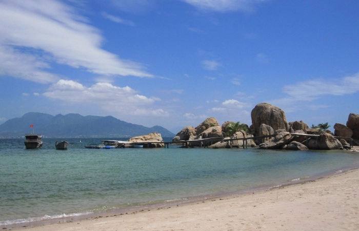 Vịnh cam ranh khánh hòa nổi bật bởi vẻ đẹp nguyên sơ
