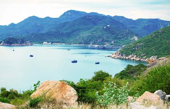 Vịnh cam ranh nằm ở đâu nằm giữa Nha Trang và Phan Rang
