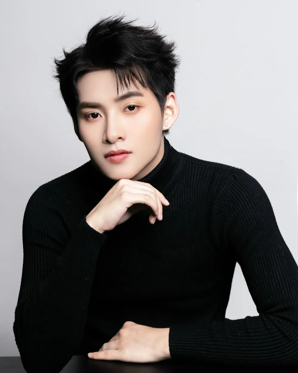 Visual điển trai như idol Kpop của Hùng Huỳnh 10/10
