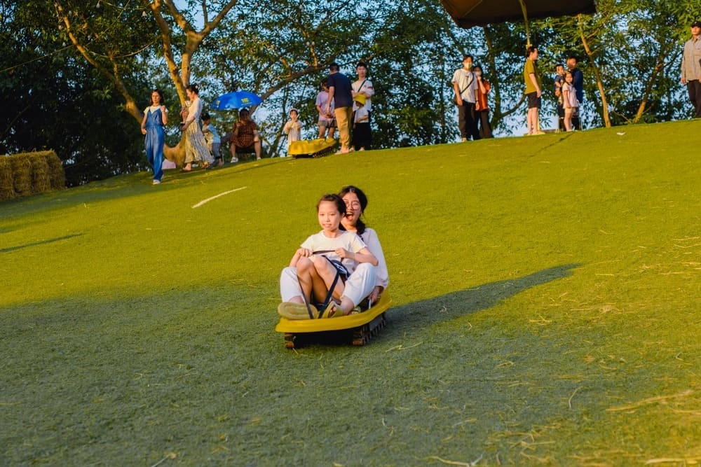 Vui nhộn với trượt cỏ bãi đá sông hồng cuối tuần thư giãn