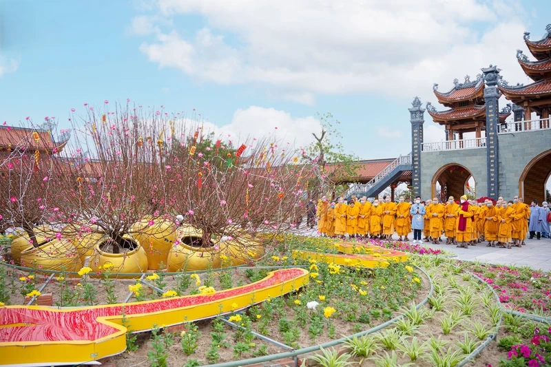 Vườn hoa Phật pháp Chùa Ba Vàng mang đậm giá trị tâm linh